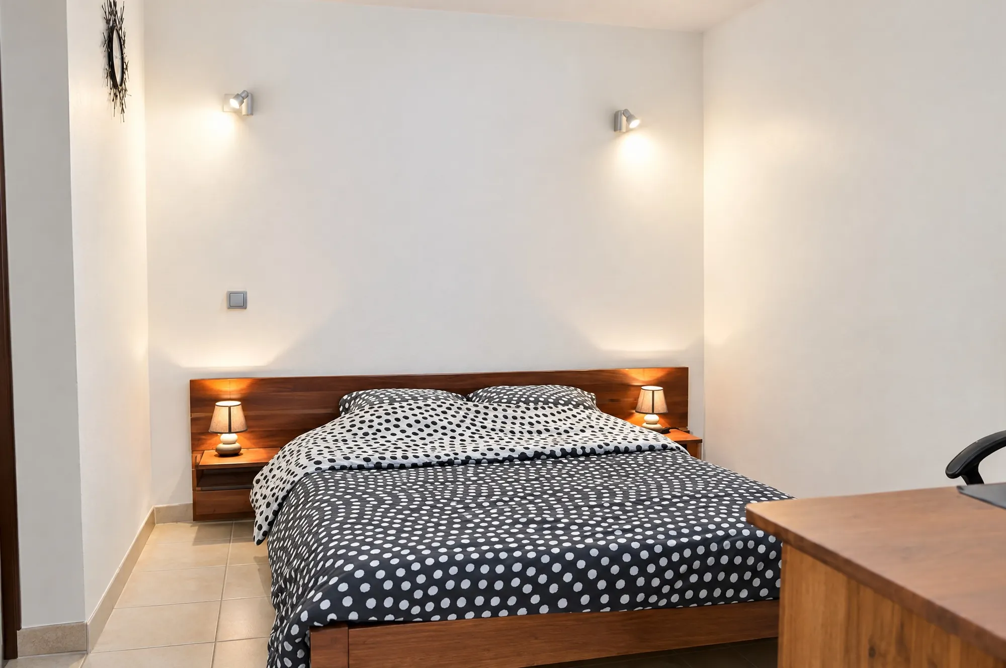 La chambre avec son lit double