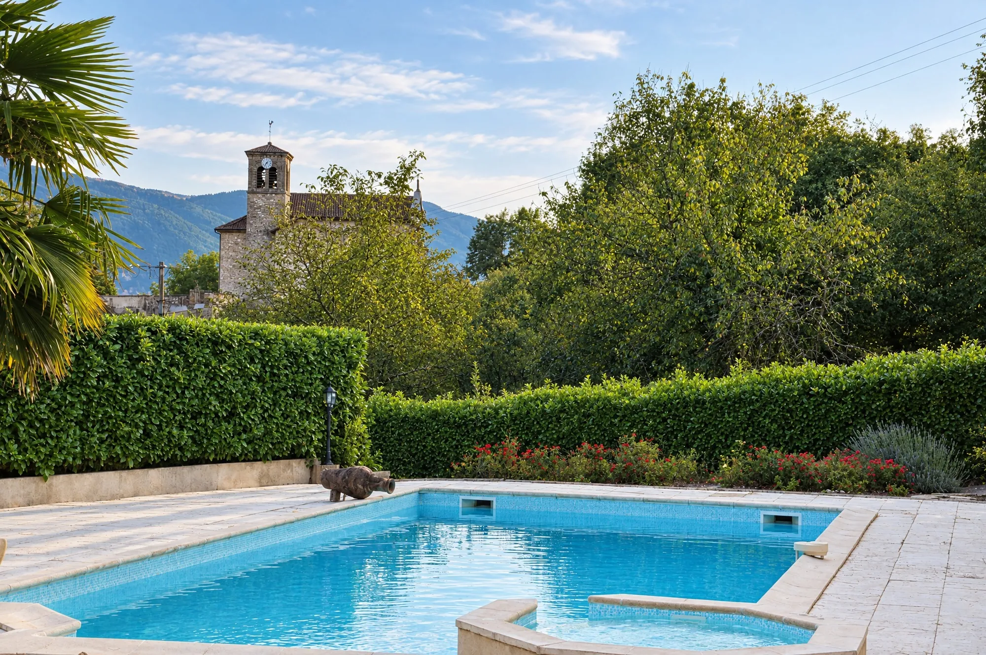 La piscine, le jardin et le clocher de Chantesse