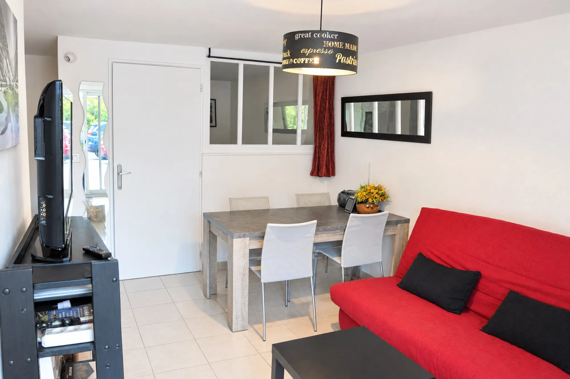 Le salon et la table pour deux
