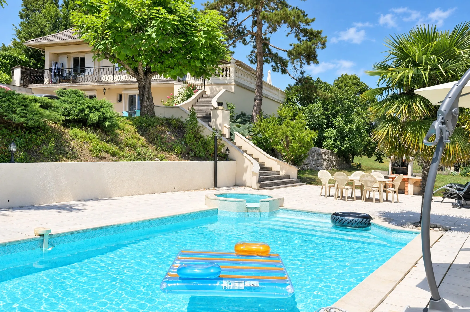 La terrasse et la piscine du gîte